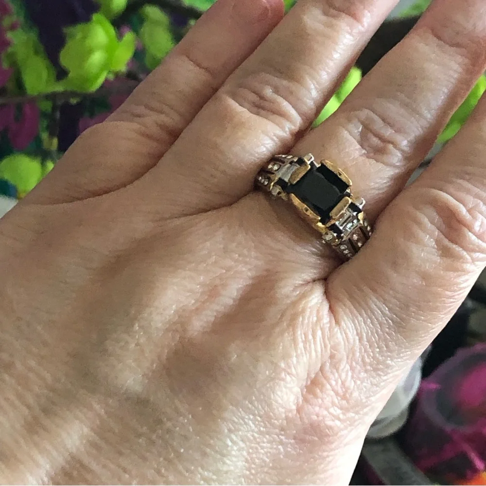 Men’s fashionable faceted black stone gold metal gentleman band ring NWT 13